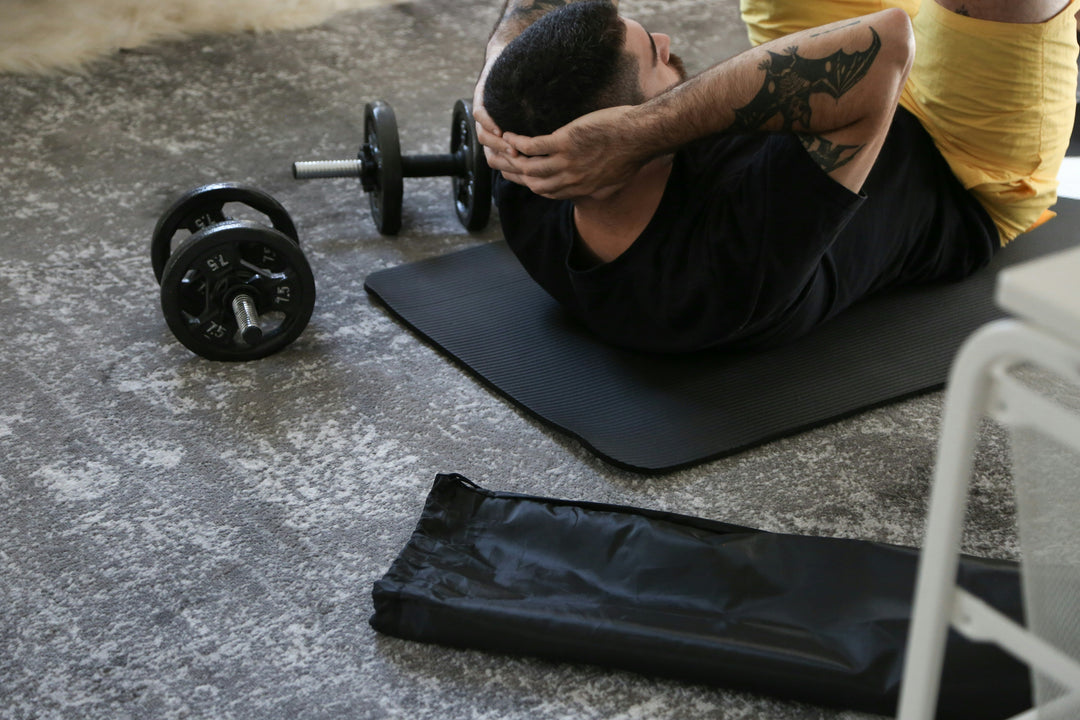 Rutina de entrenamiento en casa con banco y mancuernas